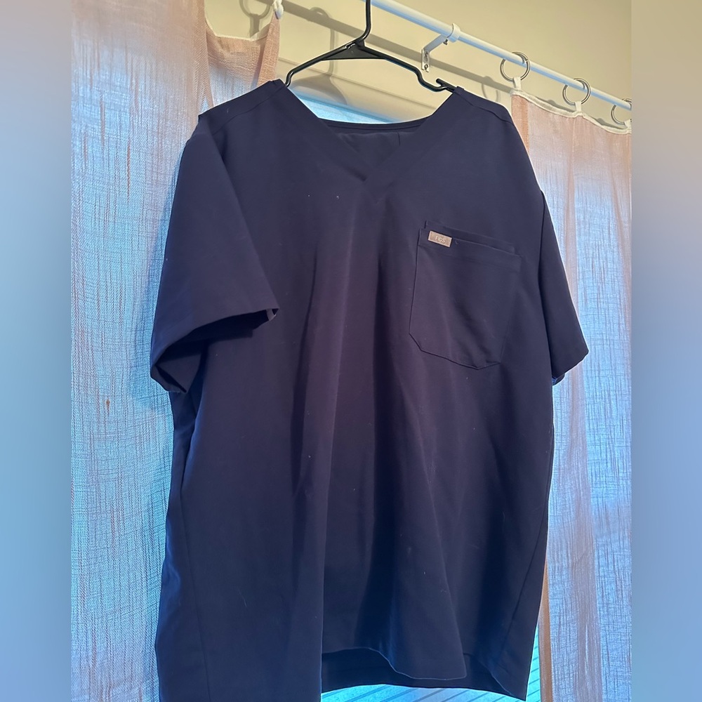 FIGS Men’s navy blue scrubs set.